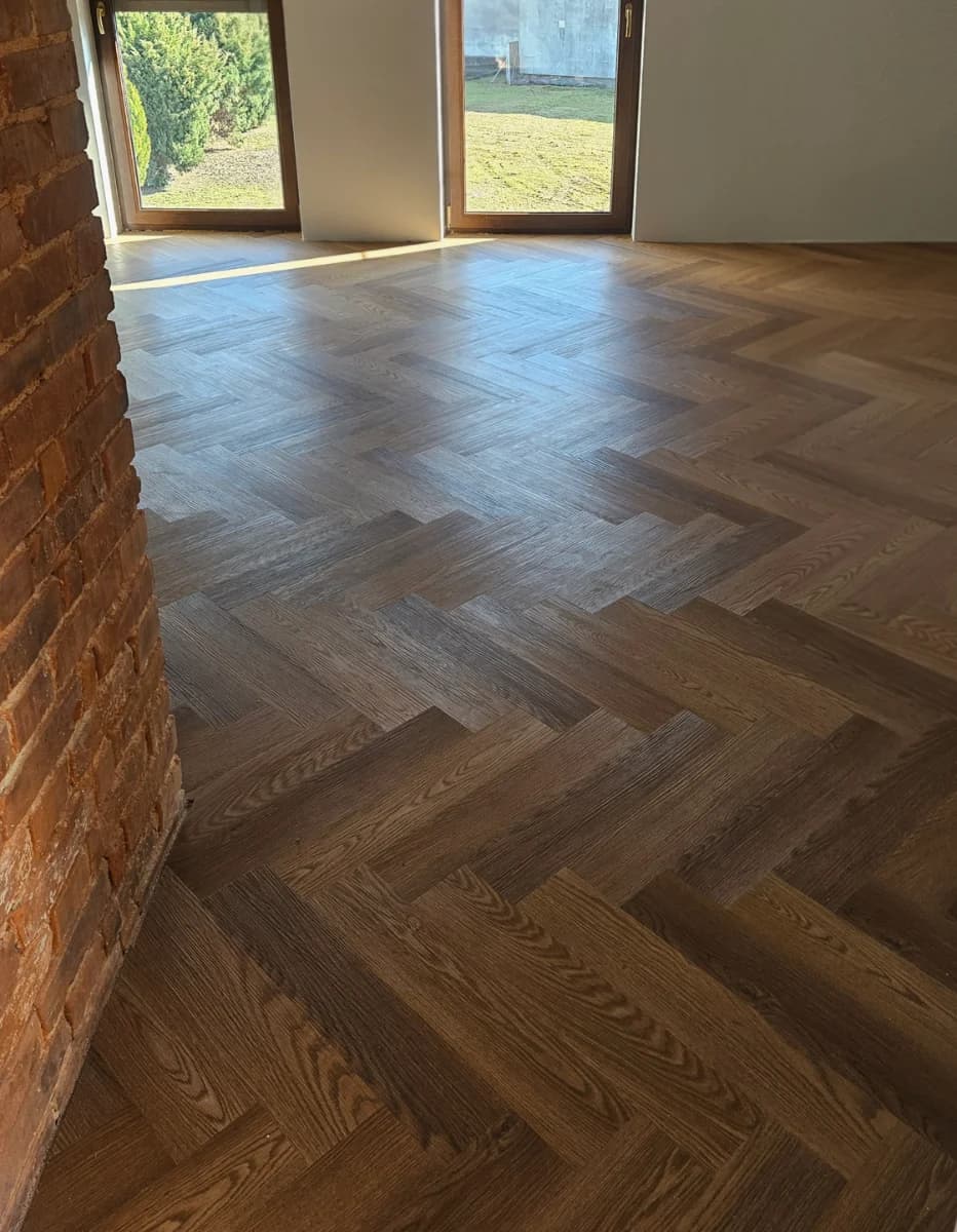 Montaż paneli winylowych jodełka Kędzierzyn-Koźle – realizacja 180 m² London Egibi Floors