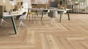 Panele ułożone klasycznie czy w jodełkę? Który styl wybrać do swojego wnętrza?